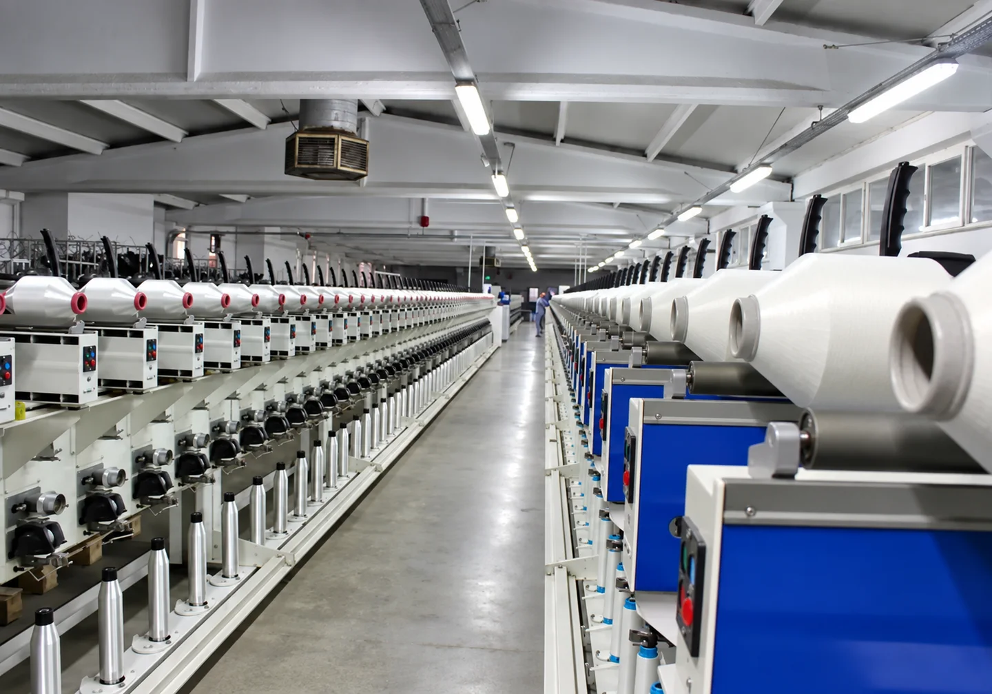 Textile machinery and yarn spools in a production hall