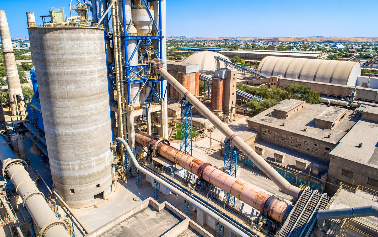 Cement production plant with silos and processing equipment